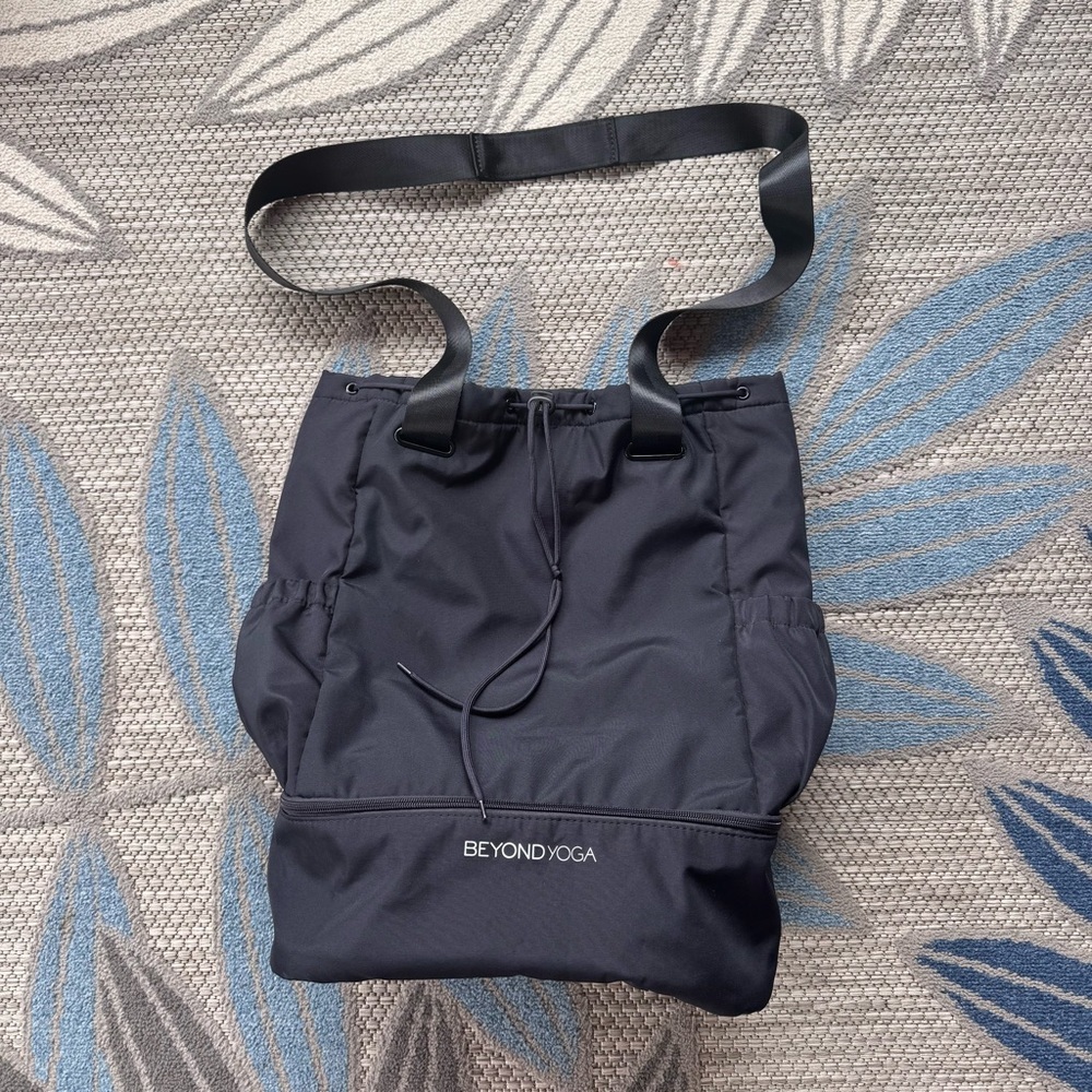 Beyond Yoga Convertible Crossbody Backpack Black Tote Gym Bag 17"Γ16"Γ7"β